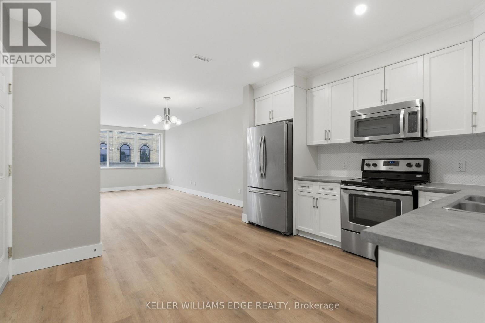 389 Dundas Street Property Photo 6
