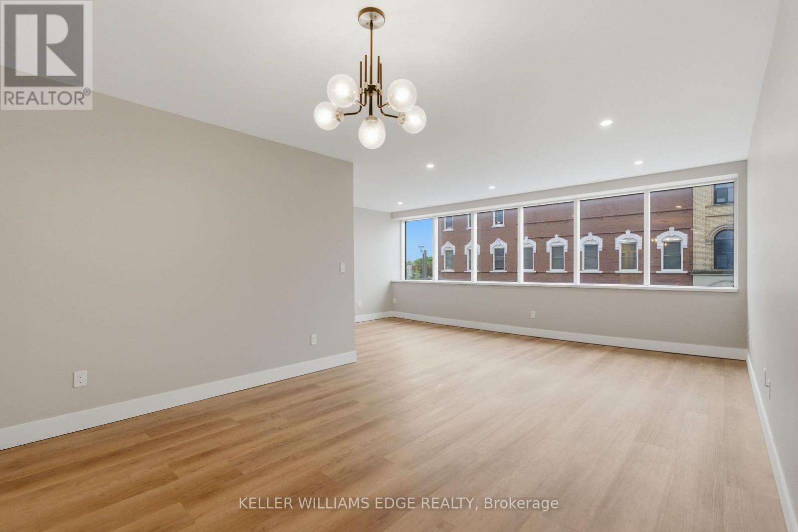 389 Dundas Street Property Photo 7