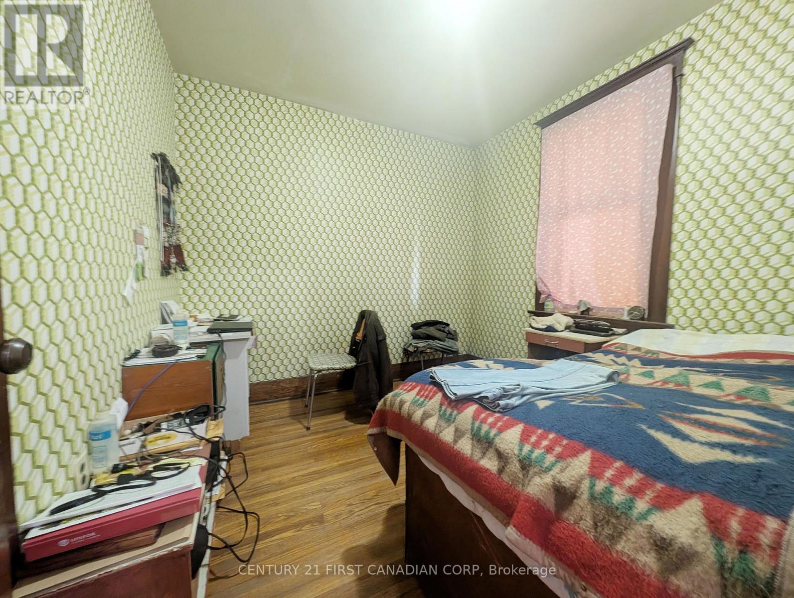 1169 Oxford Street E Property Photo 4