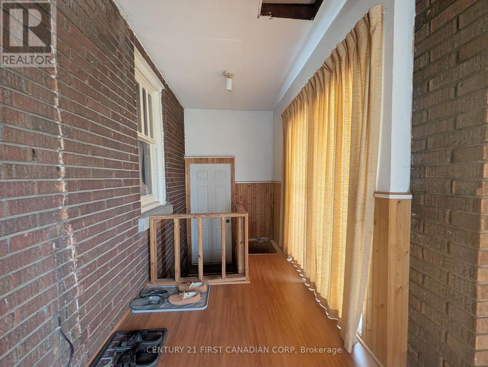 1169 Oxford Street E Property Photo 5