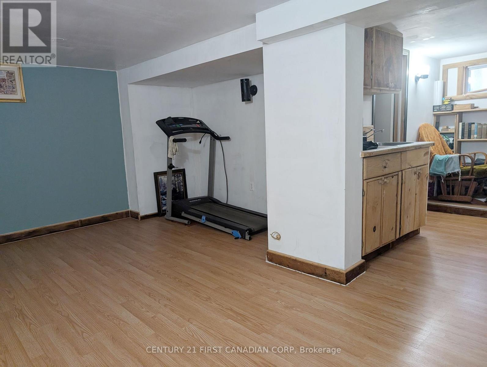 1169 Oxford Street E Property Photo 8