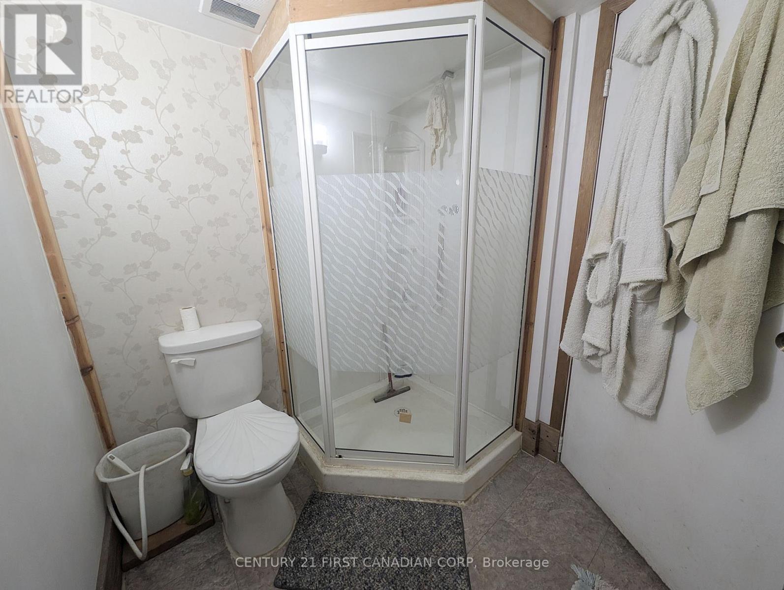 1169 Oxford Street E Property Photo 9