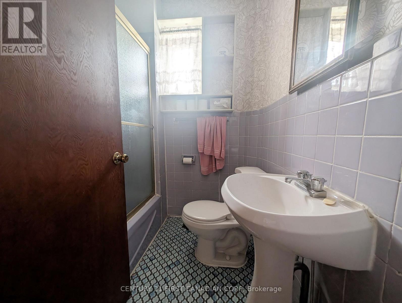 1169 Oxford Street E Property Photo 12