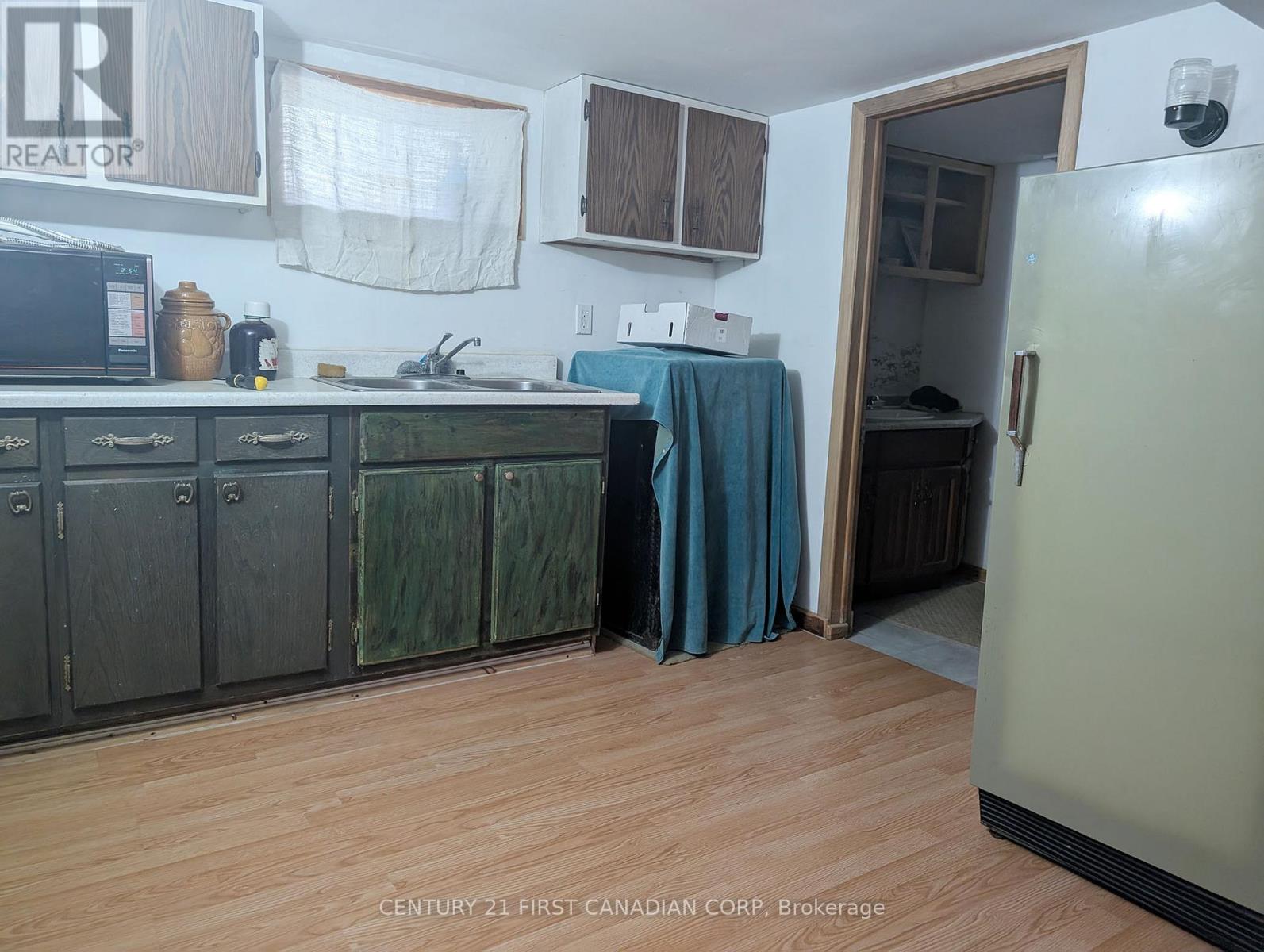 1169 Oxford Street E Property Photo 15