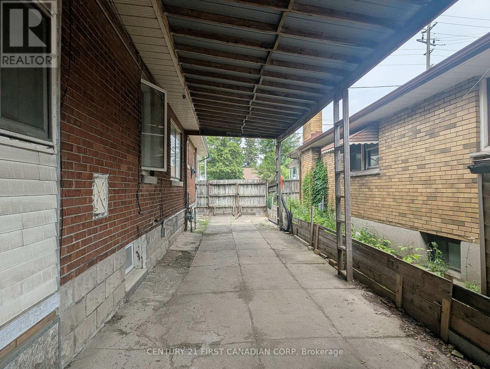 1169 Oxford Street E Property Photo 27