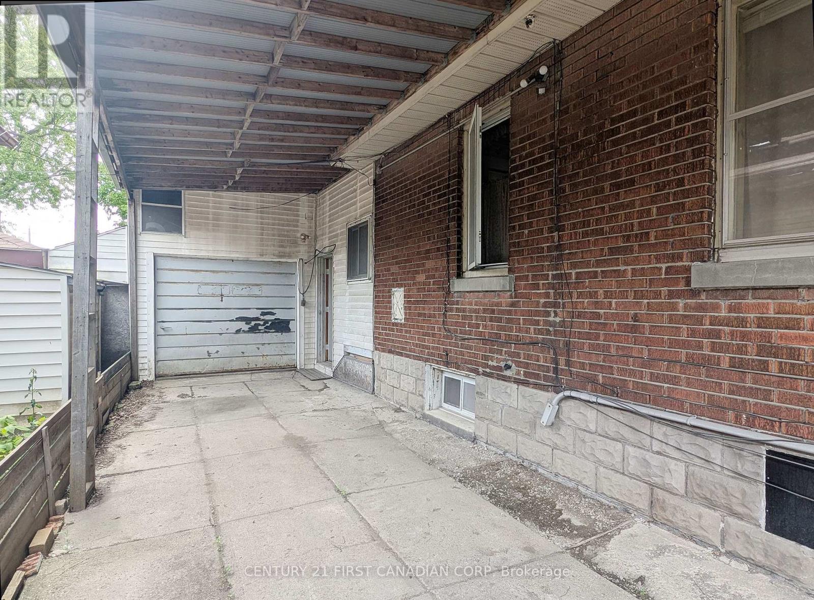1169 Oxford Street E Property Photo 28