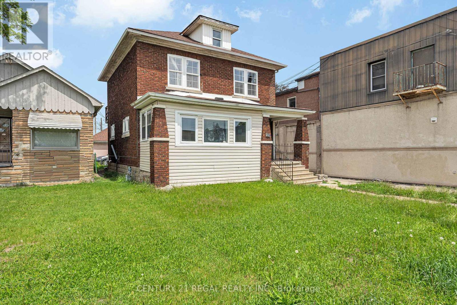 942 Tecumseh Road E Property Photo 2