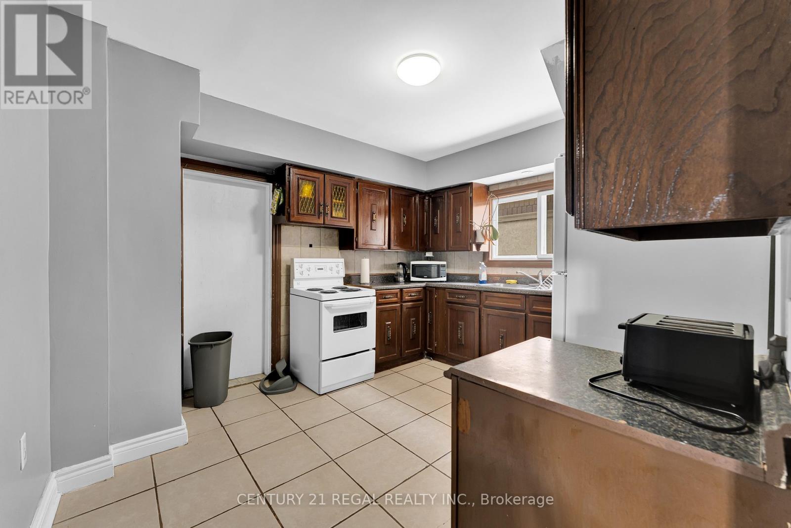 942 Tecumseh Road E Property Photo 7