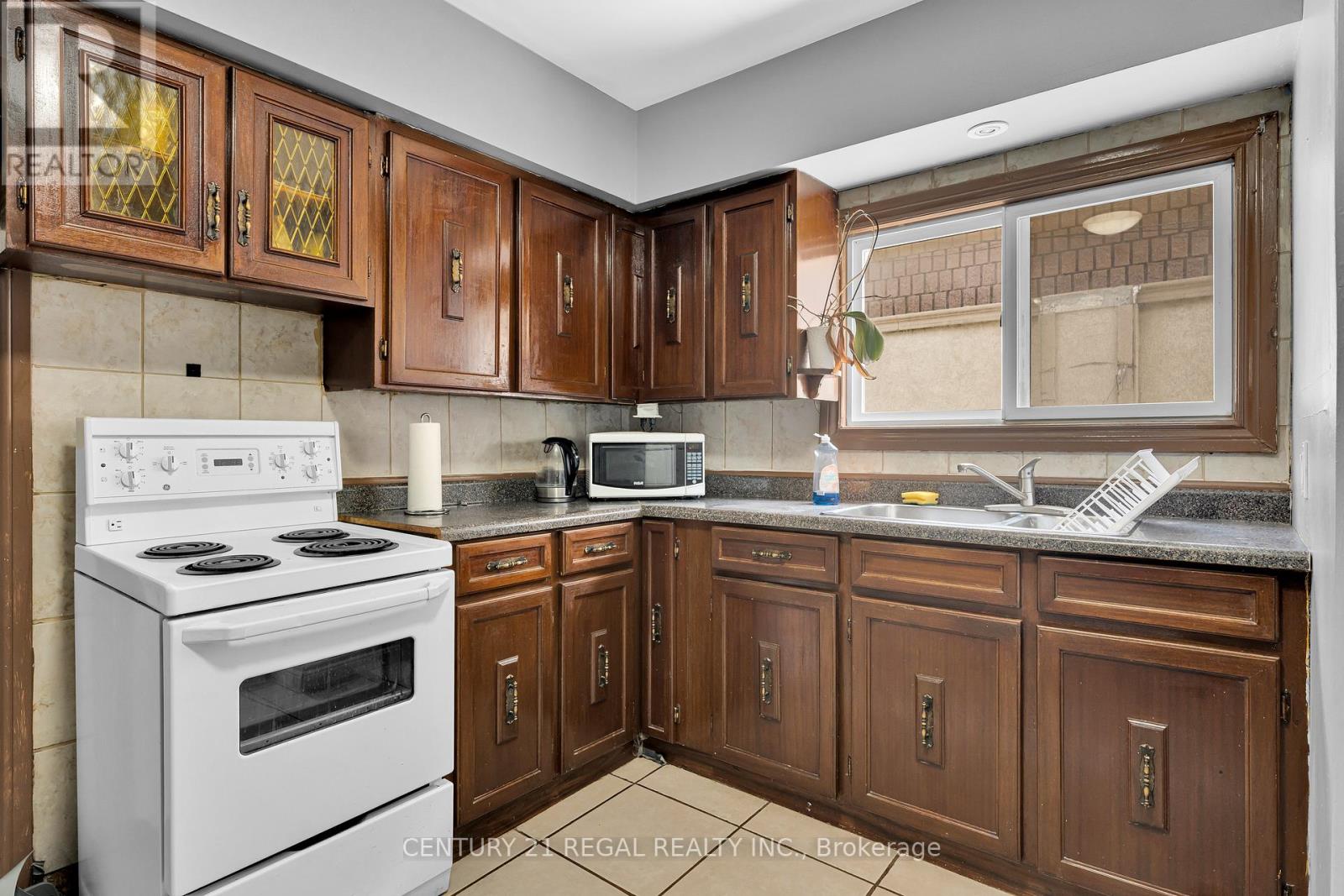 942 Tecumseh Road E Property Photo 8
