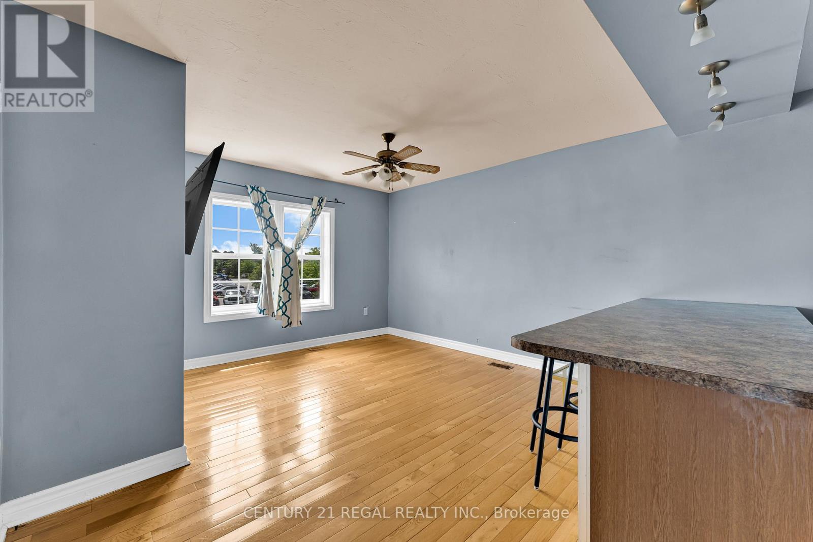 942 Tecumseh Road E Property Photo 16