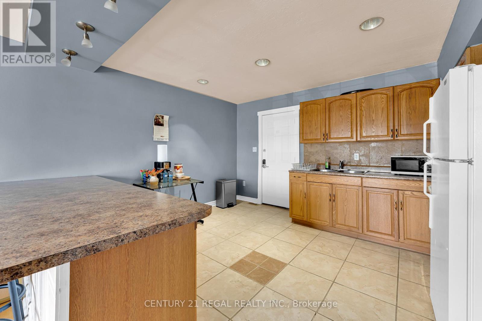 942 Tecumseh Road E Property Photo 21