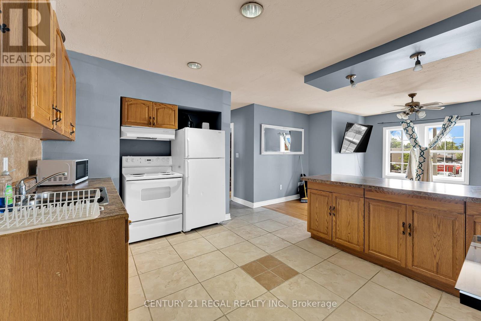 942 Tecumseh Road E Property Photo 22