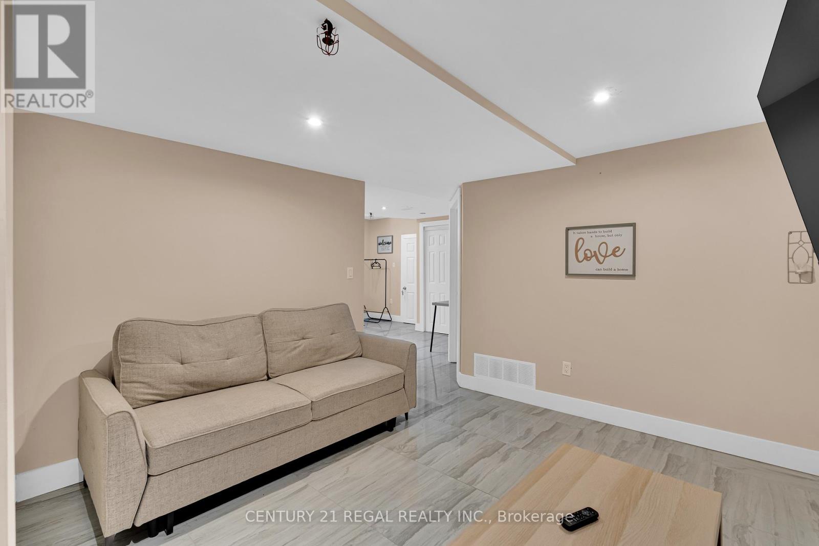942 Tecumseh Road E Property Photo 27