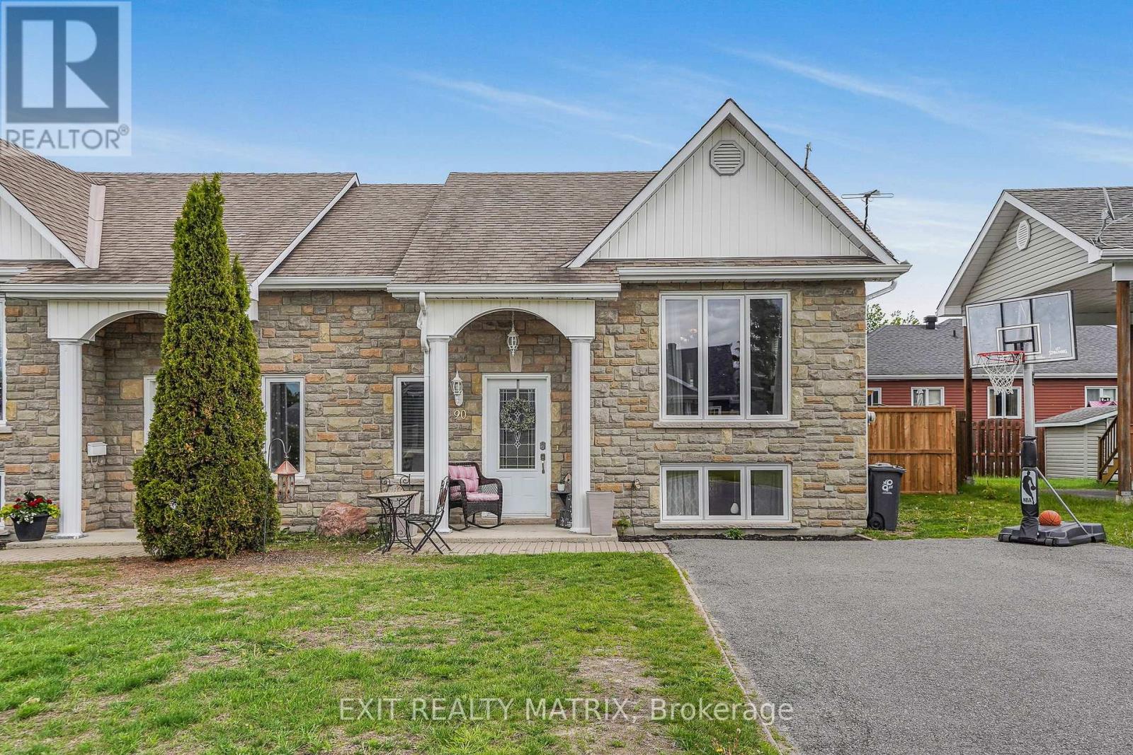 90 Richard Street Property Photo 2