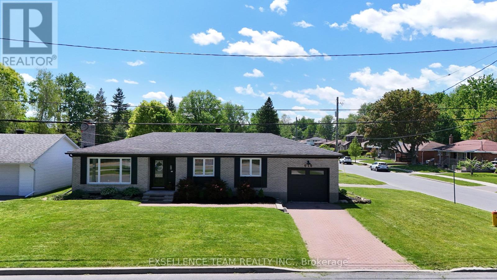 616 Surgenor Street W Property Photo 2