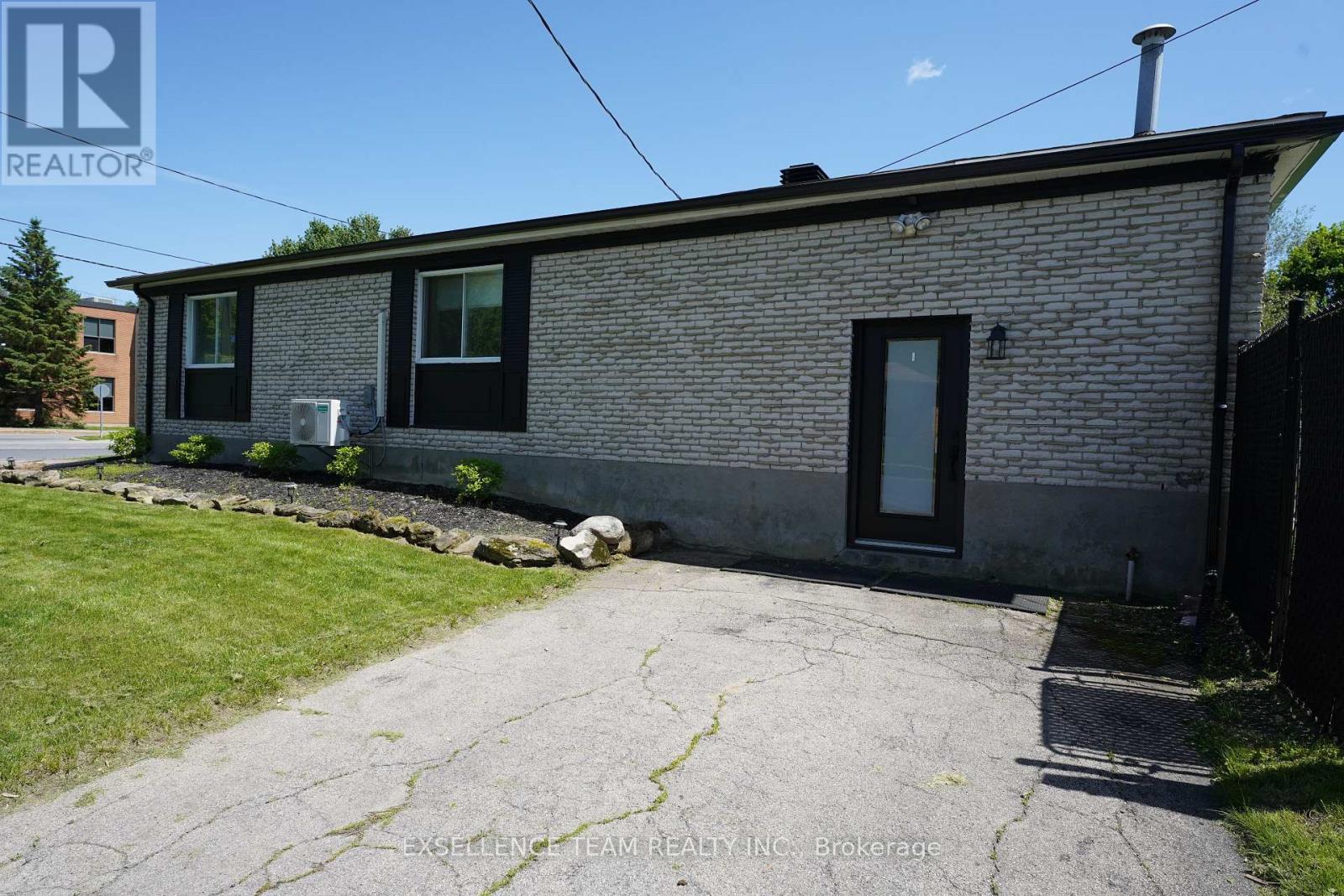 616 Surgenor Street W Property Photo 3