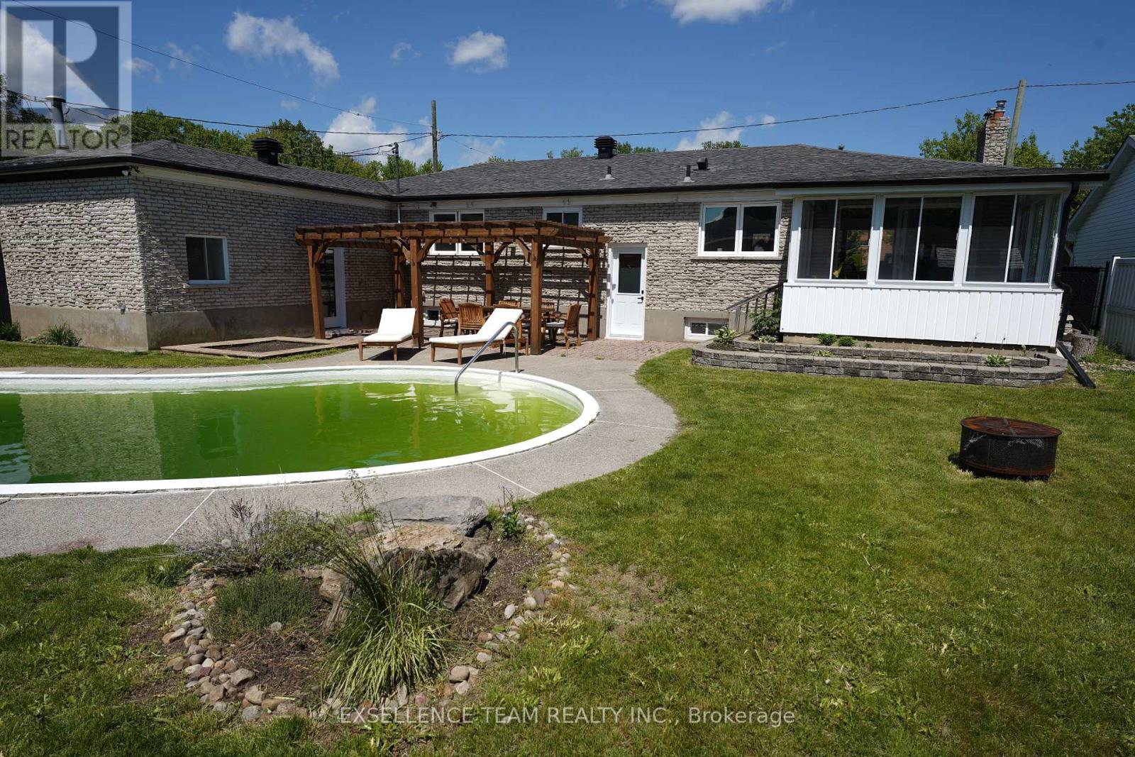 616 Surgenor Street W Property Photo 5