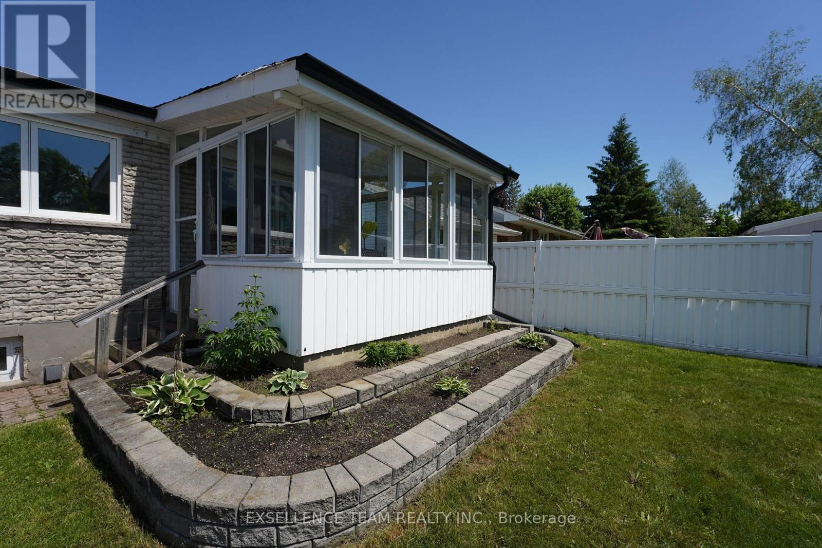 616 Surgenor Street W Property Photo 6