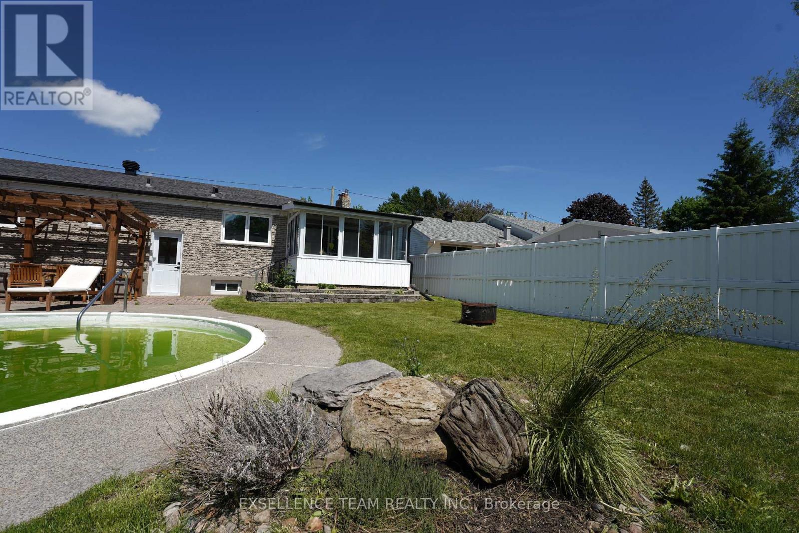 616 Surgenor Street W Property Photo 7