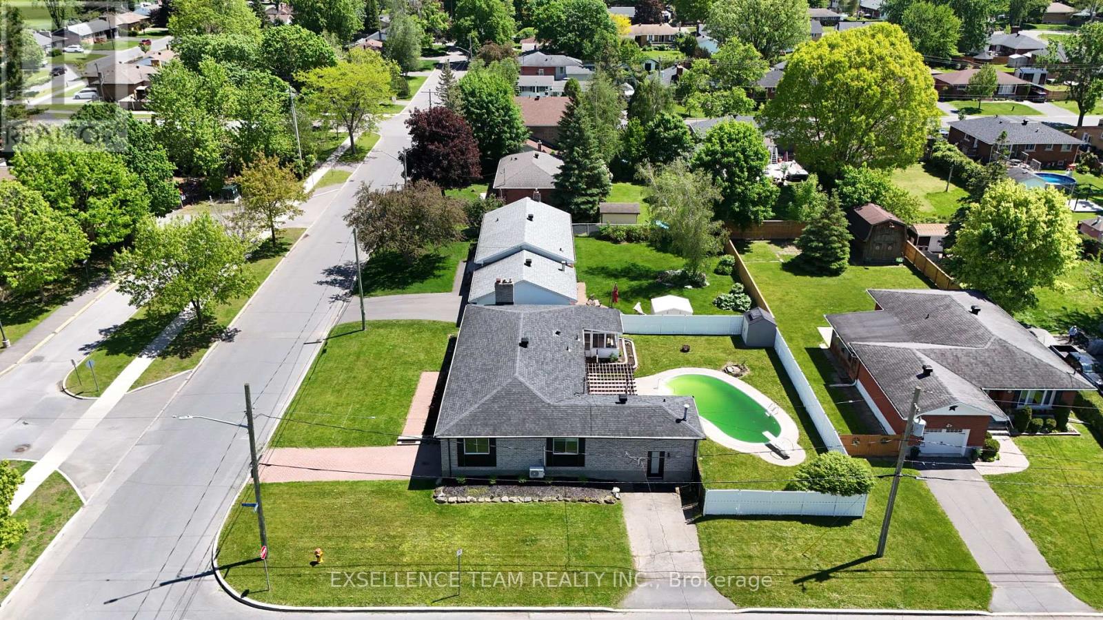 616 Surgenor Street W Property Photo 8