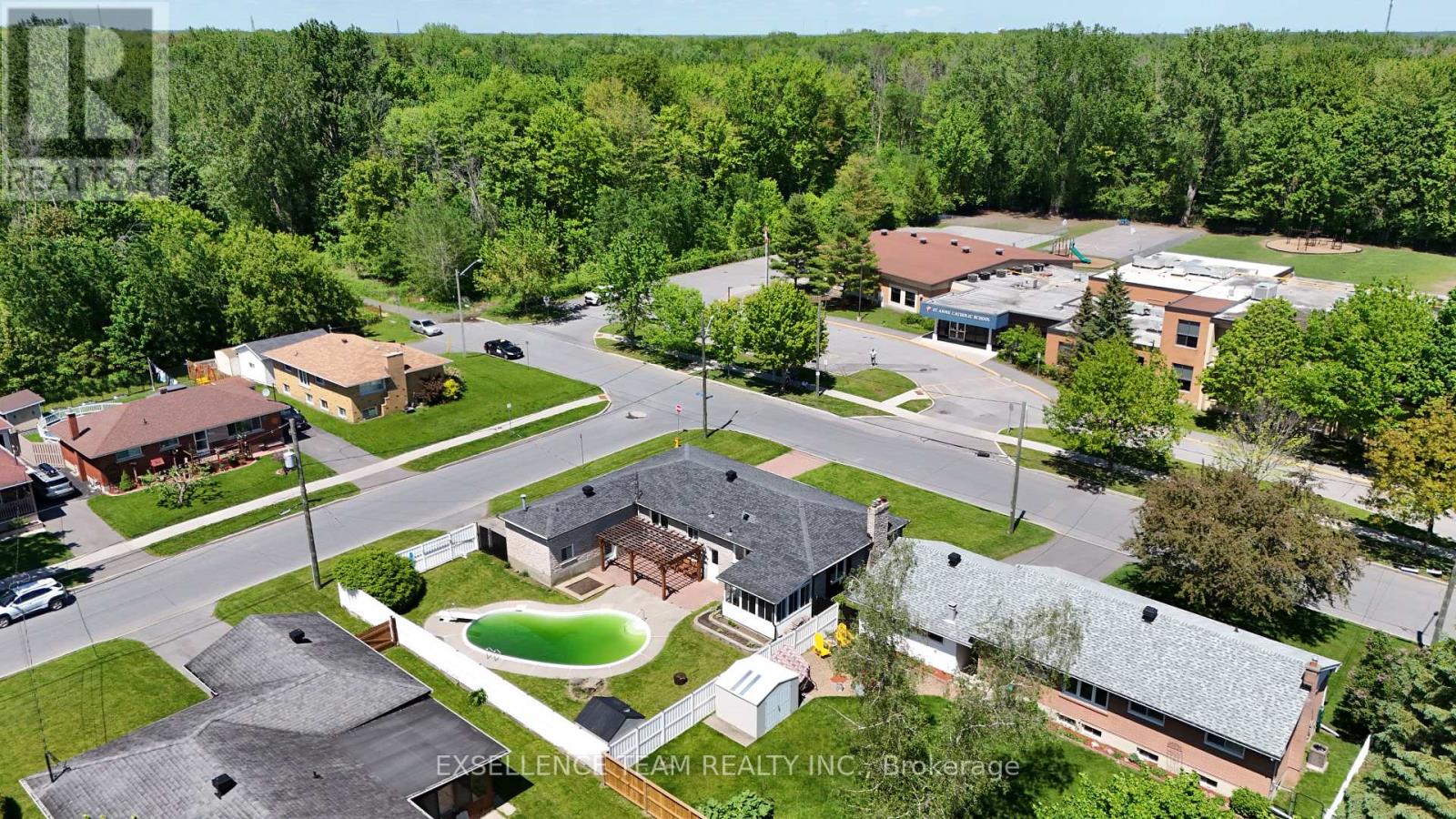 616 Surgenor Street W Property Photo 9