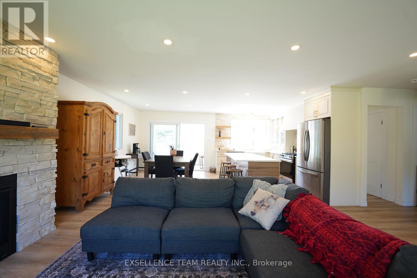616 Surgenor Street W Property Photo 11