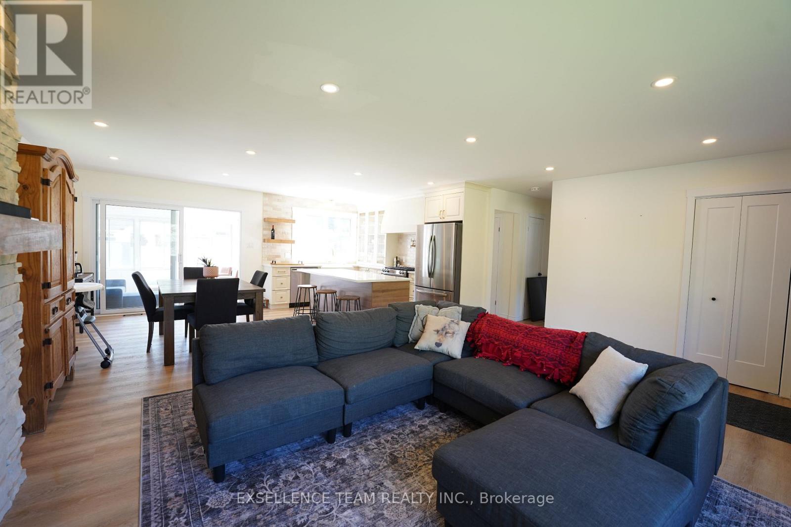 616 Surgenor Street W Property Photo 12