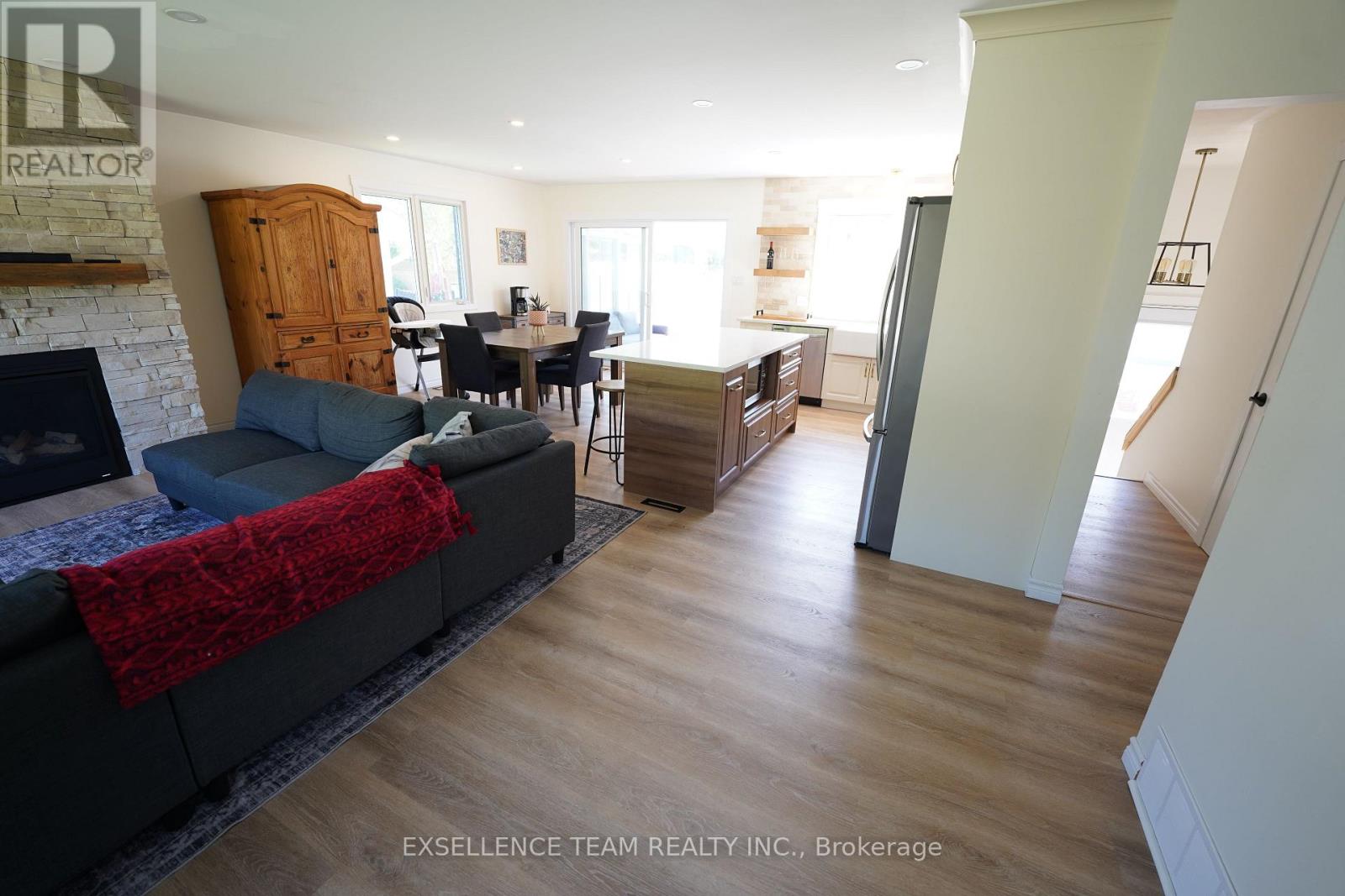 616 Surgenor Street W Property Photo 14