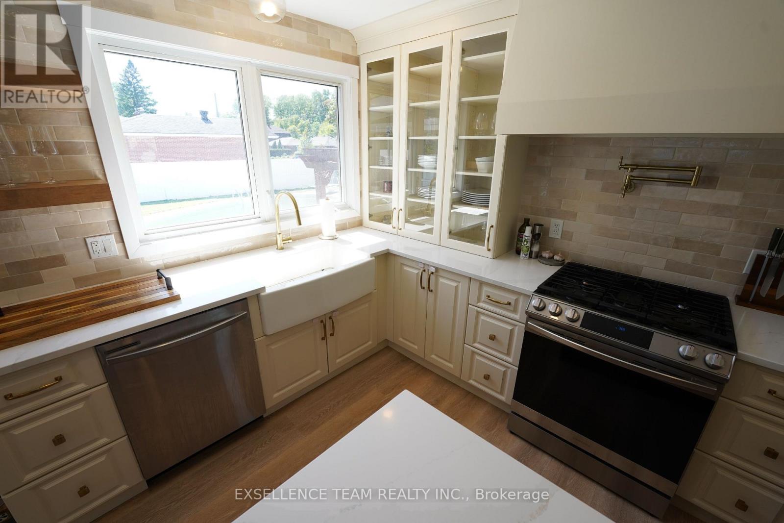 616 Surgenor Street W Property Photo 16