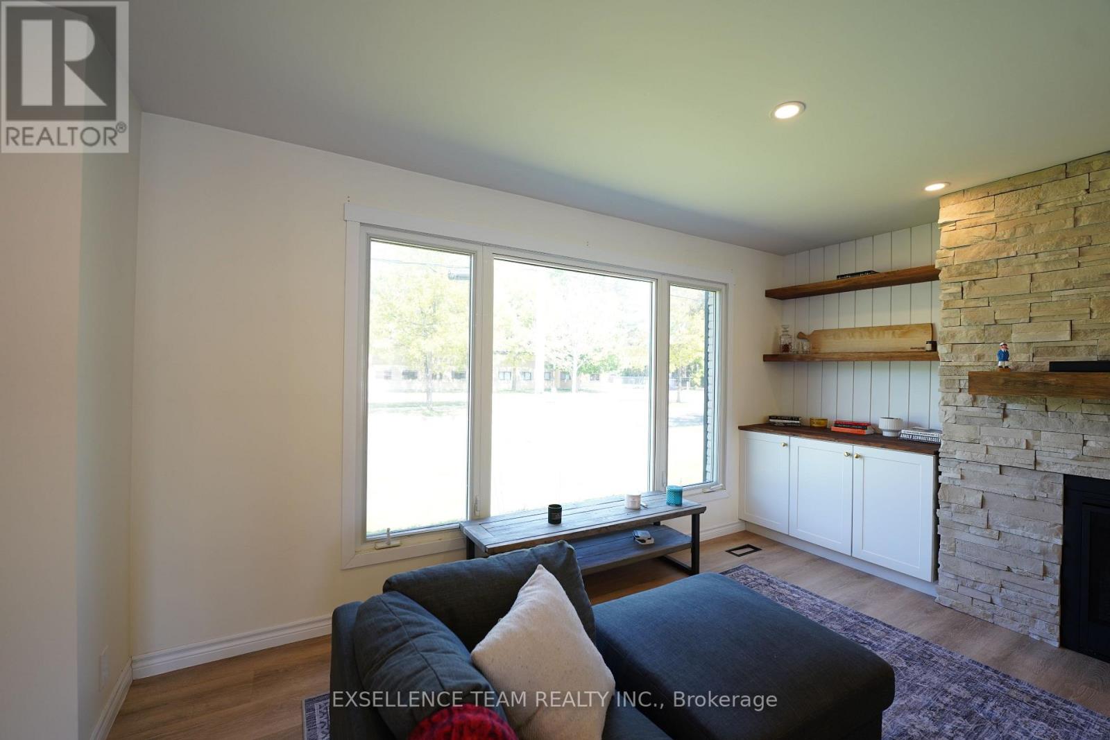 616 Surgenor Street W Property Photo 18