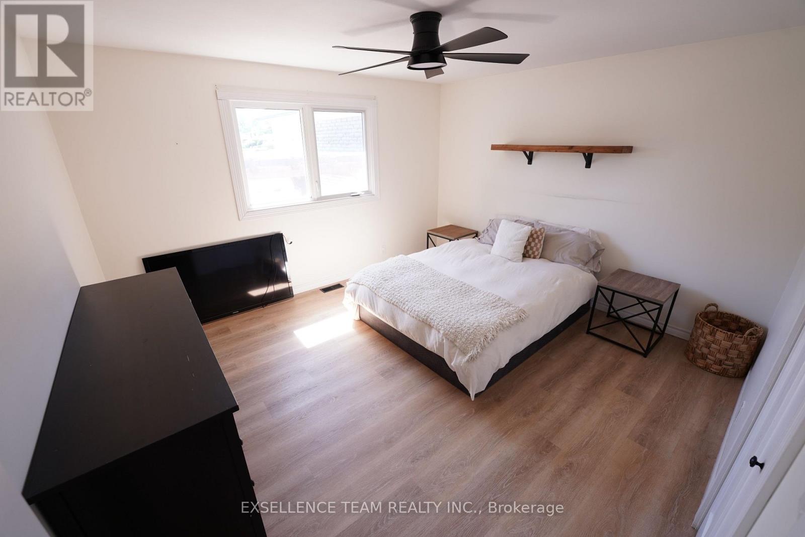 616 Surgenor Street W Property Photo 19