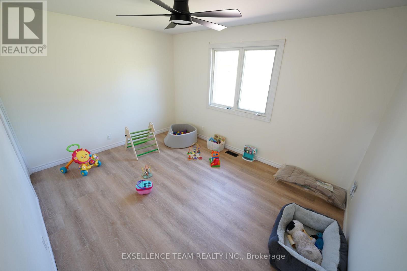 616 Surgenor Street W Property Photo 21