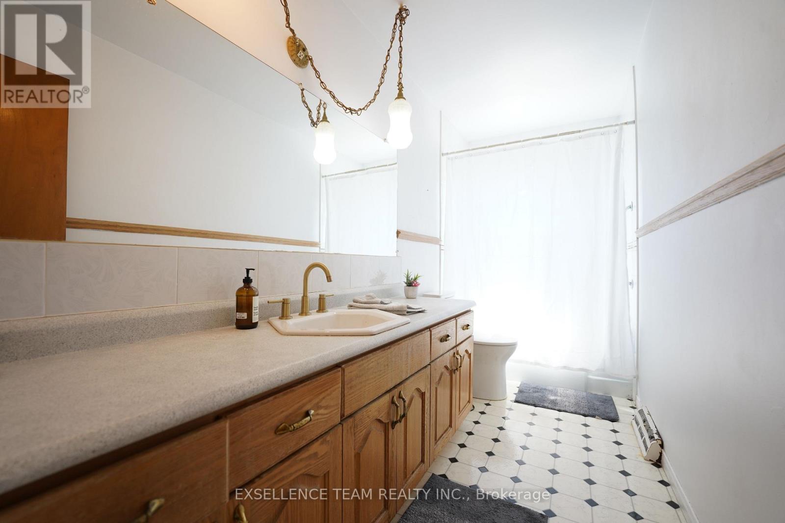 616 Surgenor Street W Property Photo 22
