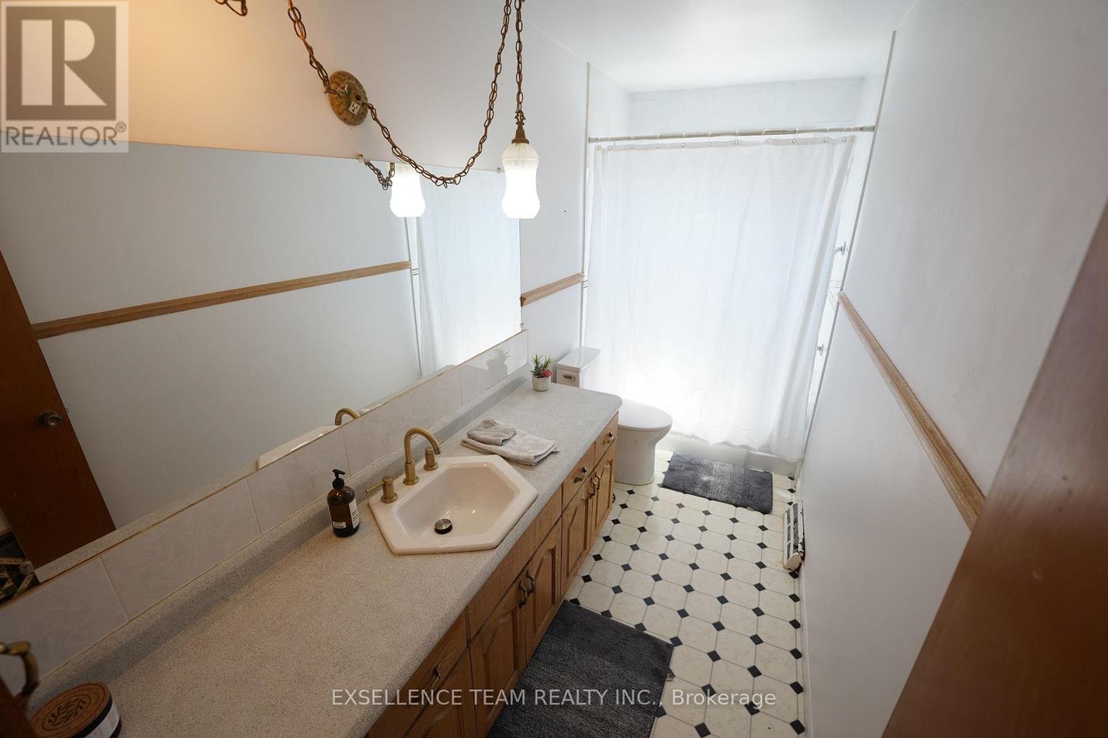 616 Surgenor Street W Property Photo 23