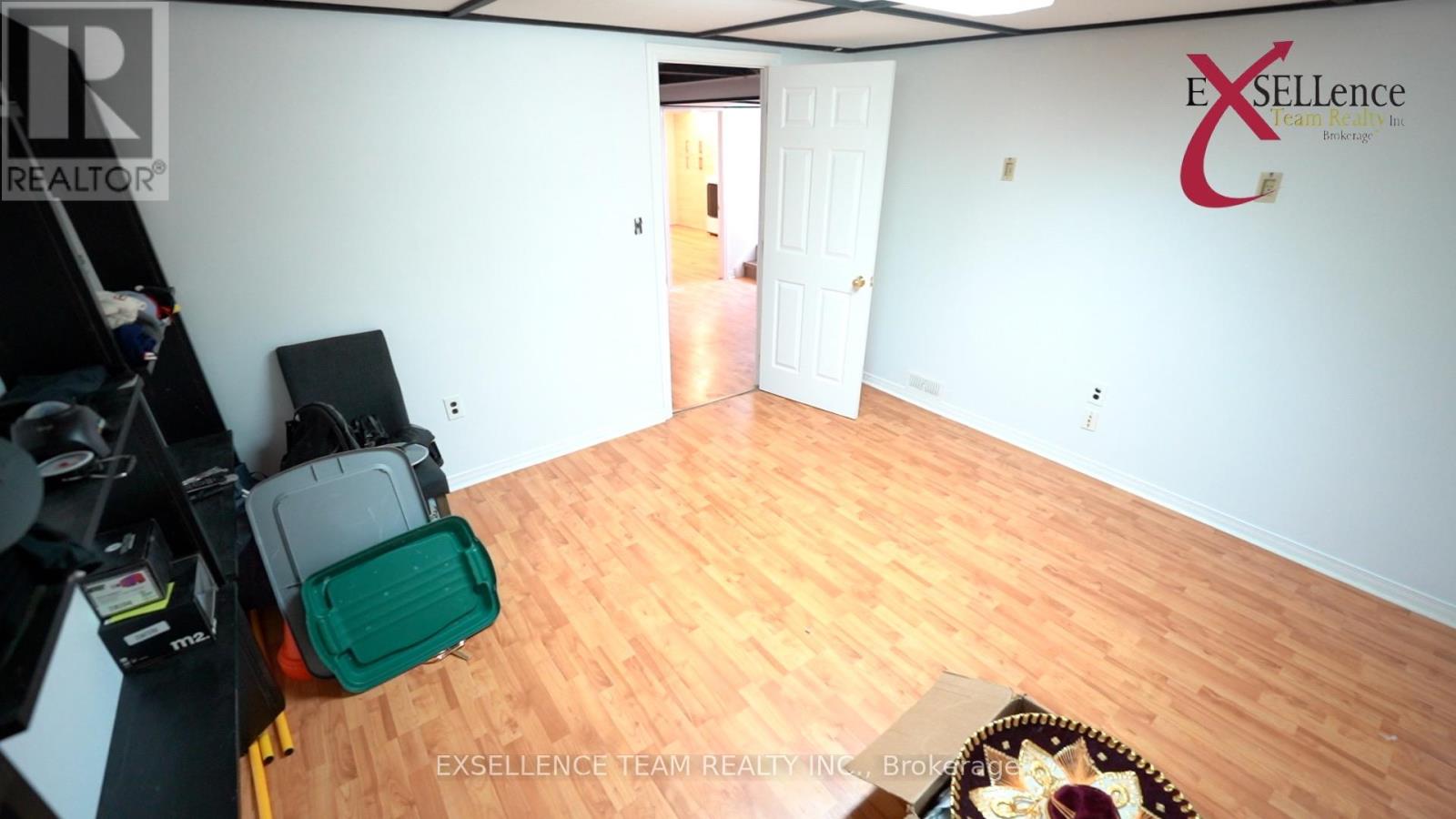 616 Surgenor Street W Property Photo 30