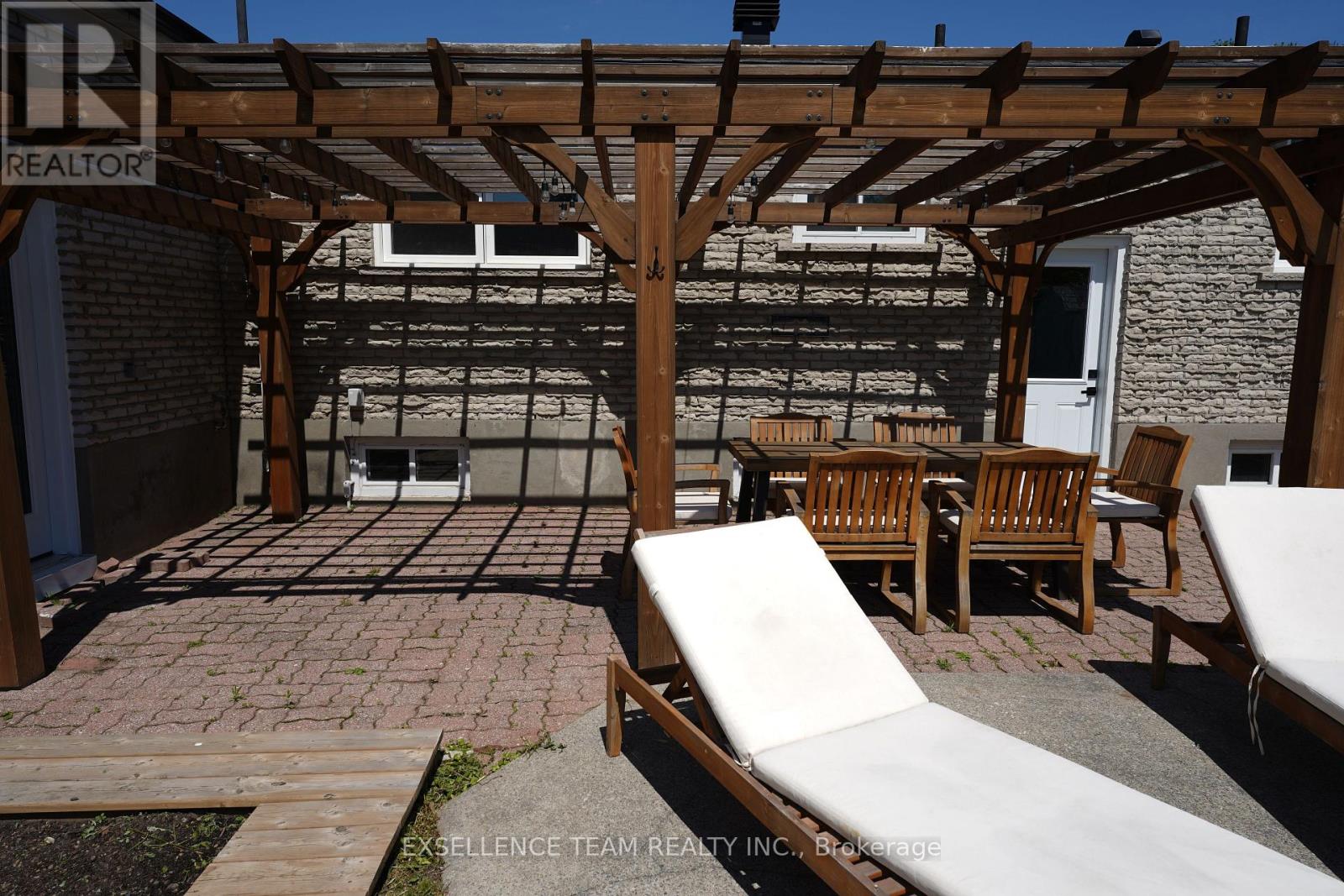 616 Surgenor Street W Property Photo 31