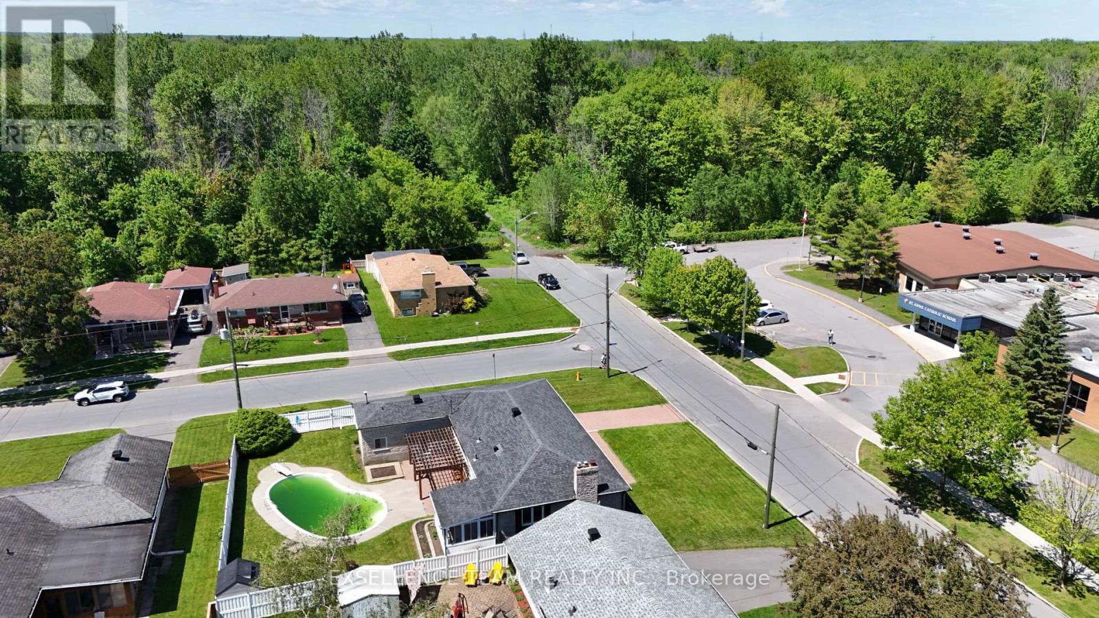 616 Surgenor Street W Property Photo 32