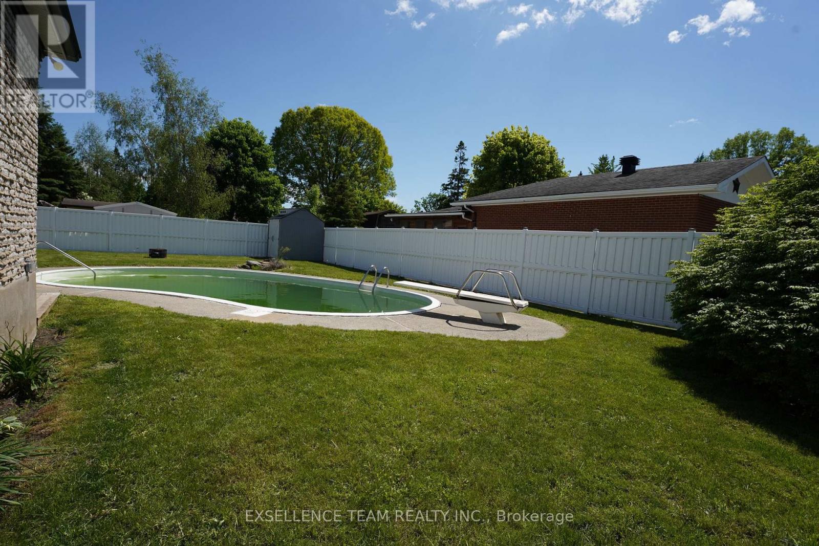616 Surgenor Street W Property Photo 34