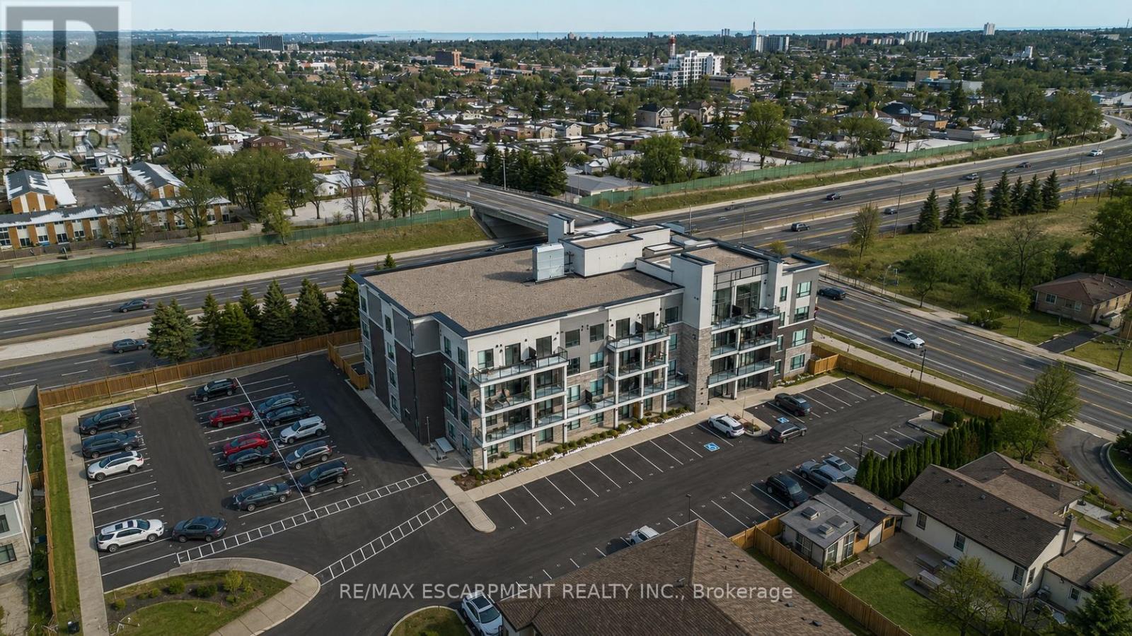 104 - 120 SPRINGVALLEY CRESCENT Property Photo 1