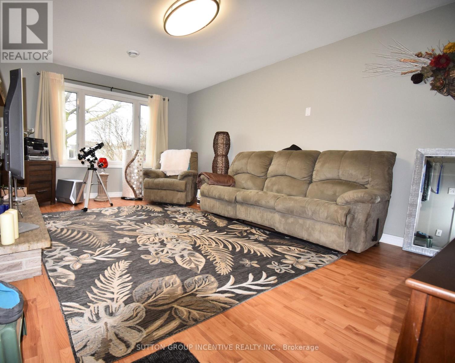 5 Lanark Crescent Property Photo 6