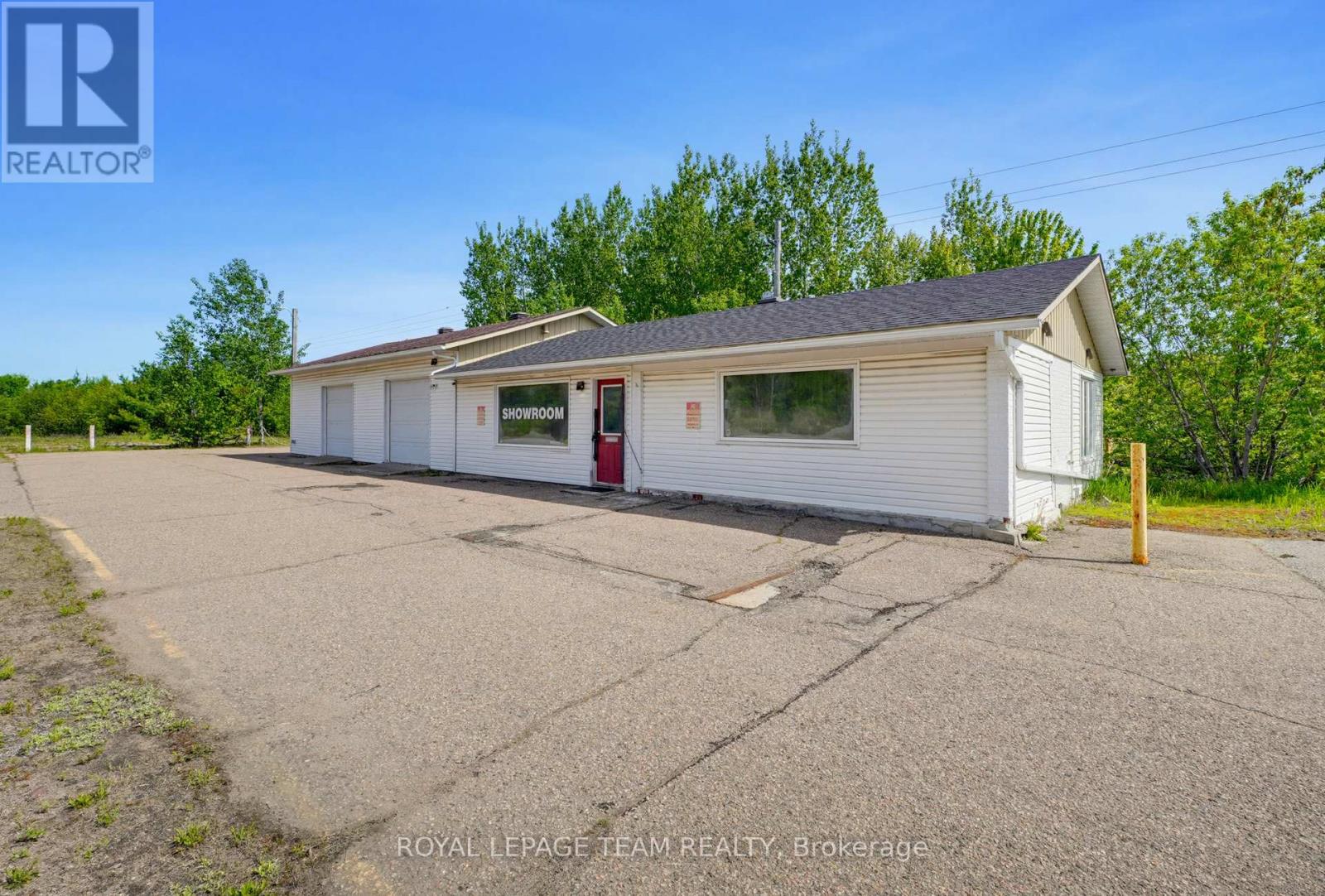 2427 Petawawa Boulevard Property Photo 3