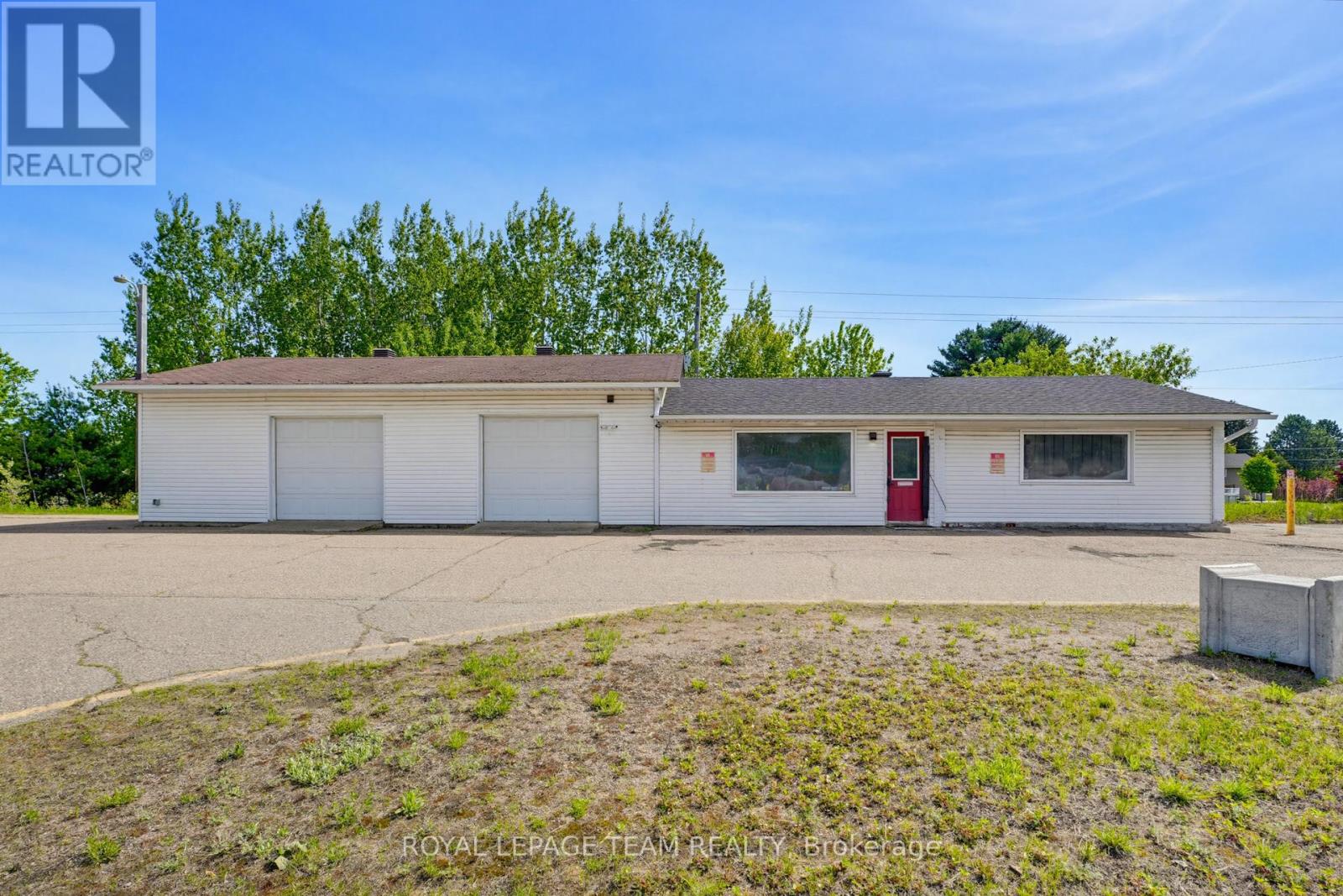 2427 Petawawa Boulevard Property Photo 4