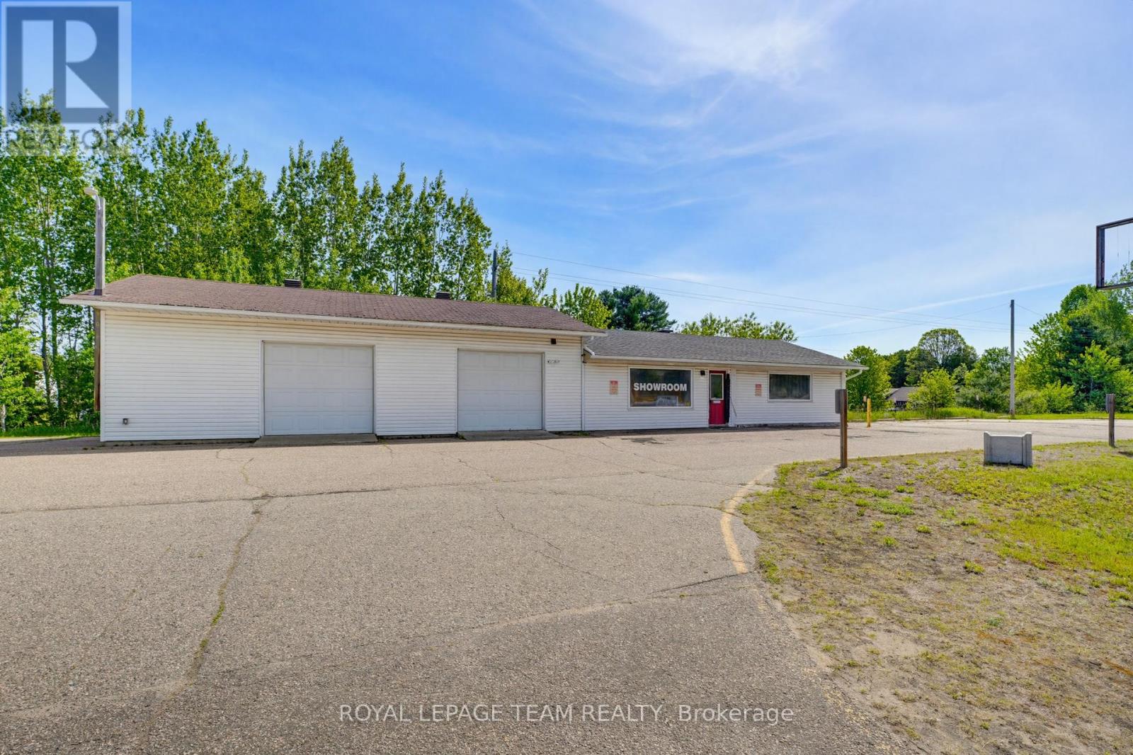 2427 Petawawa Boulevard Property Photo 5