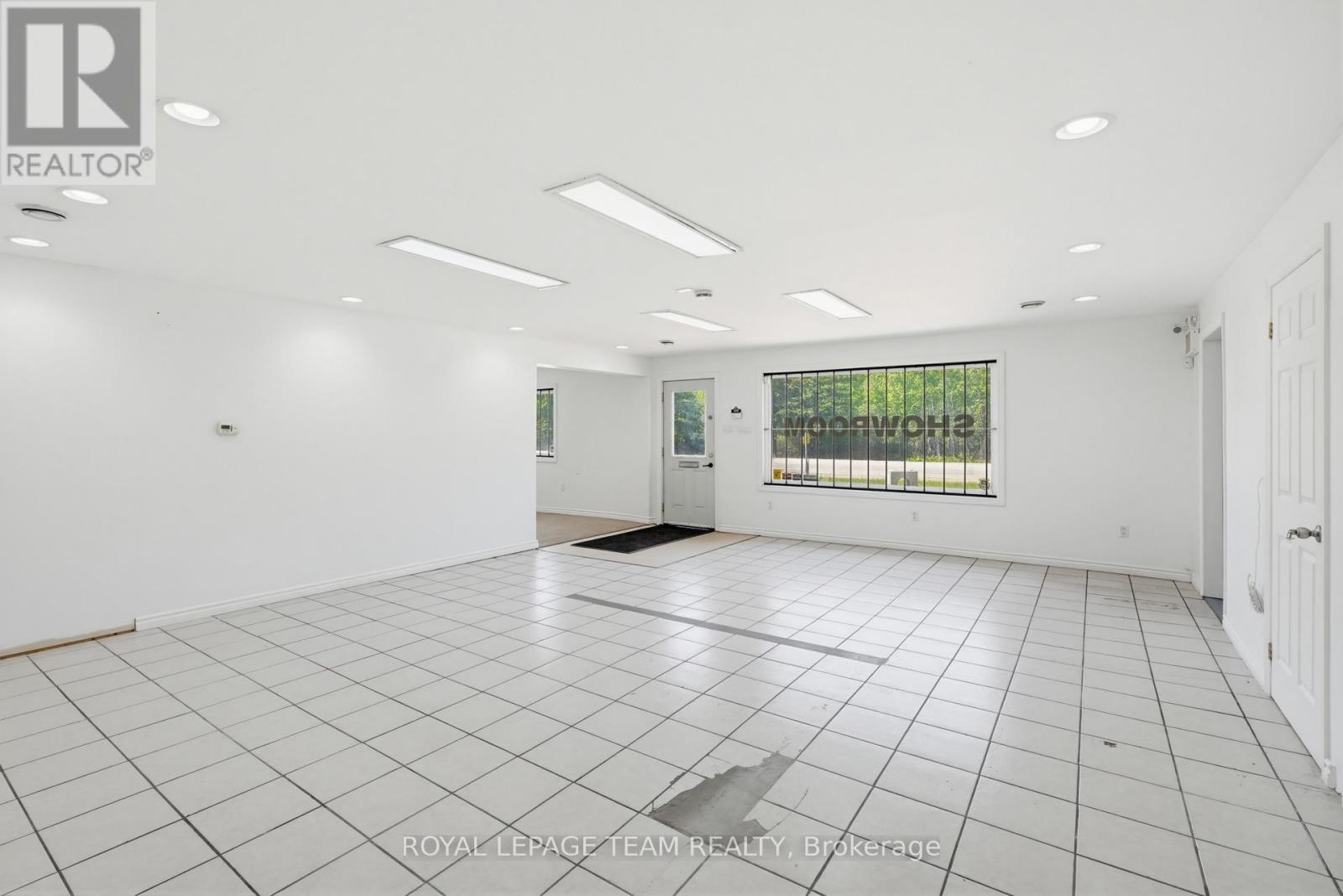 2427 Petawawa Boulevard Property Photo 8
