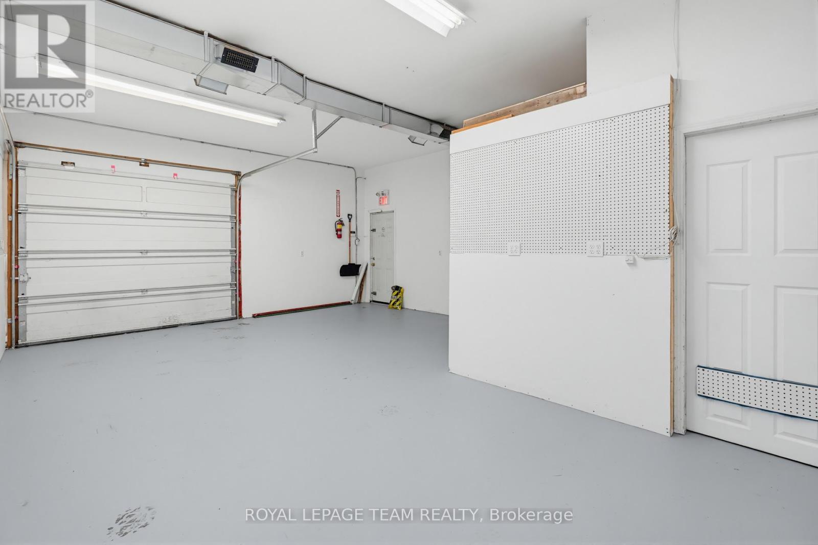 2427 Petawawa Boulevard Property Photo 18