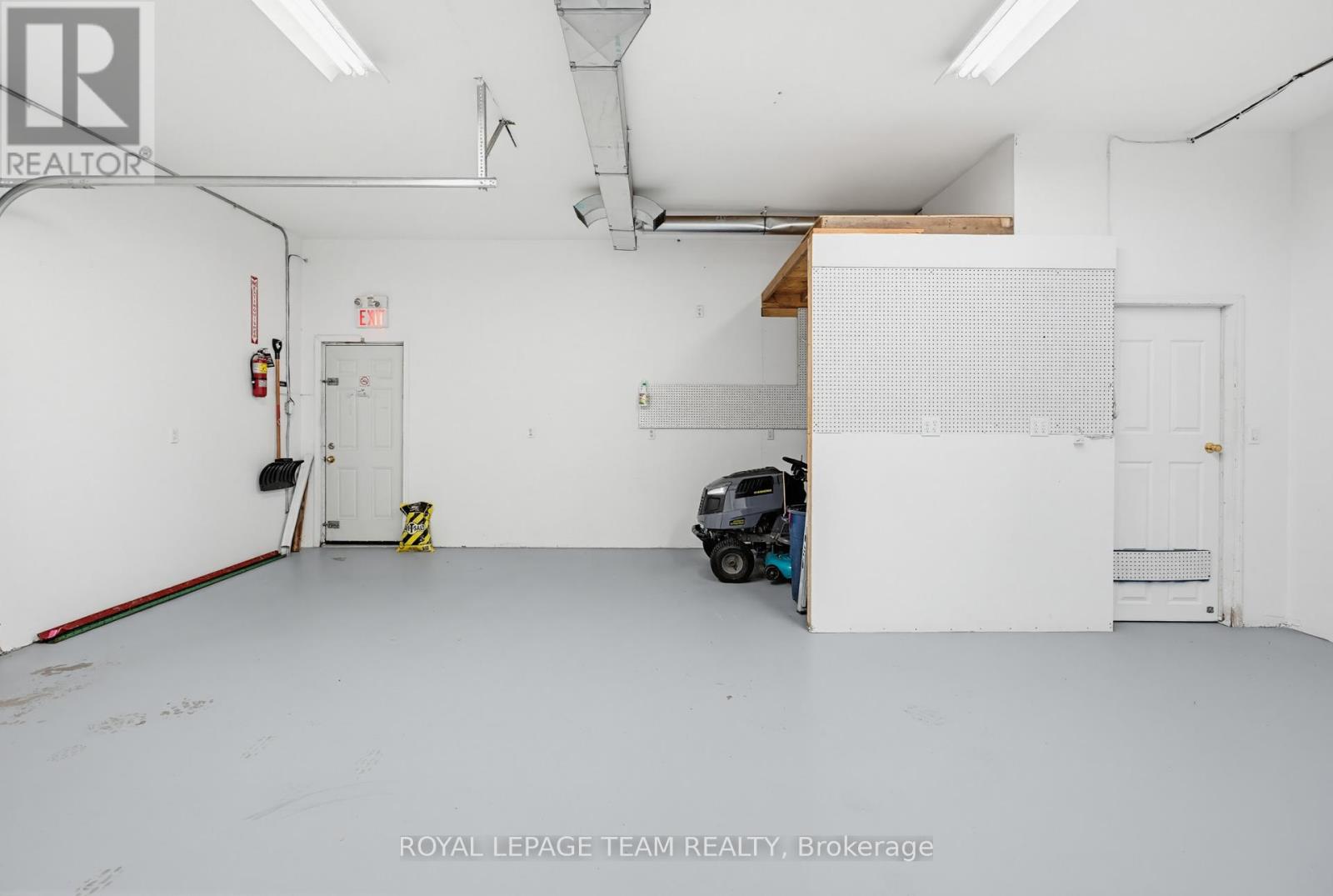 2427 Petawawa Boulevard Property Photo 19