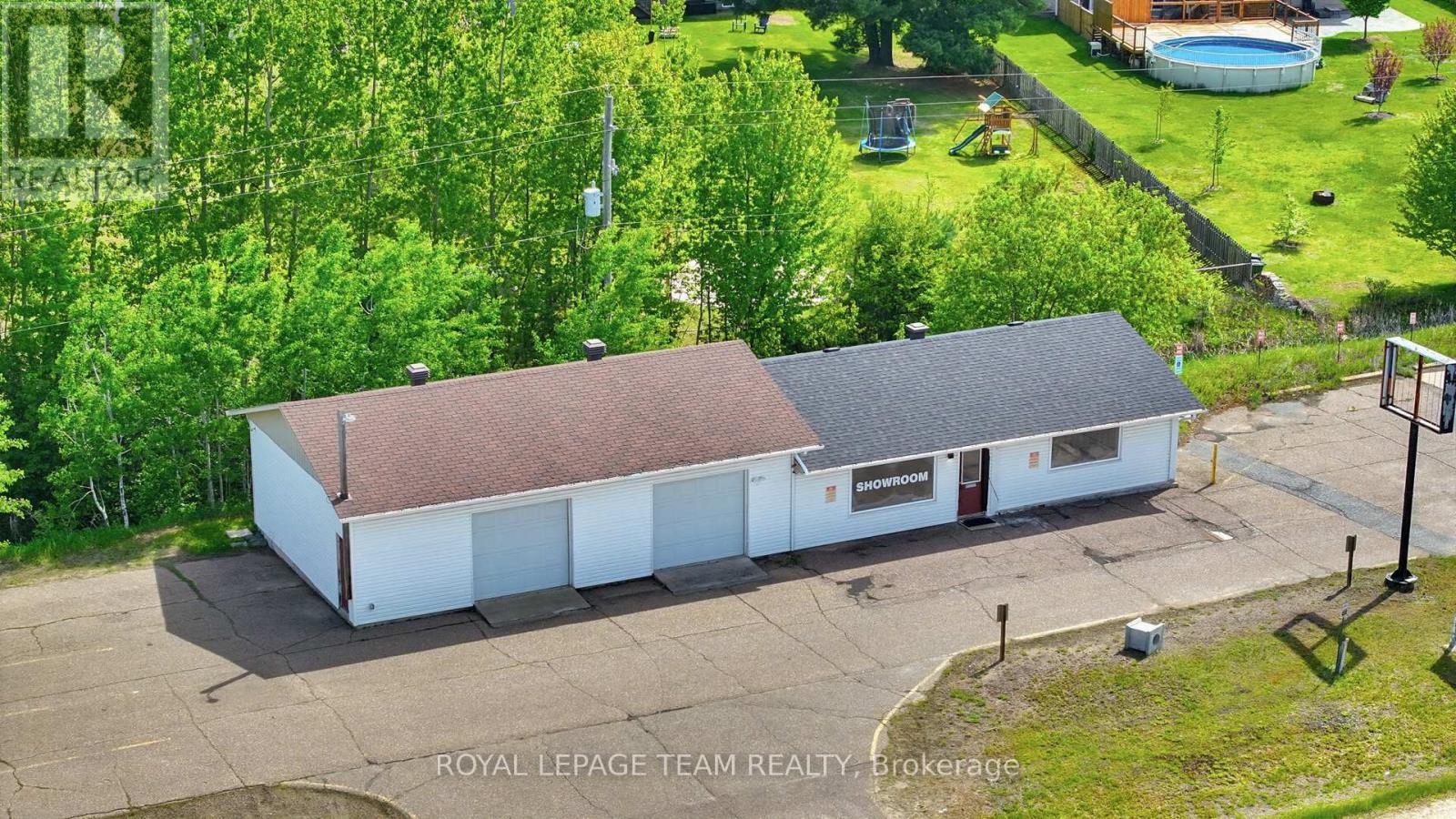 2427 Petawawa Boulevard Property Photo 20