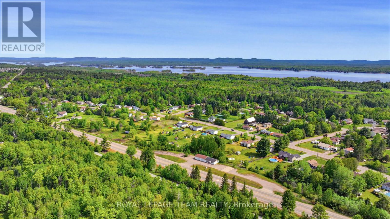 2427 Petawawa Boulevard Property Photo 24