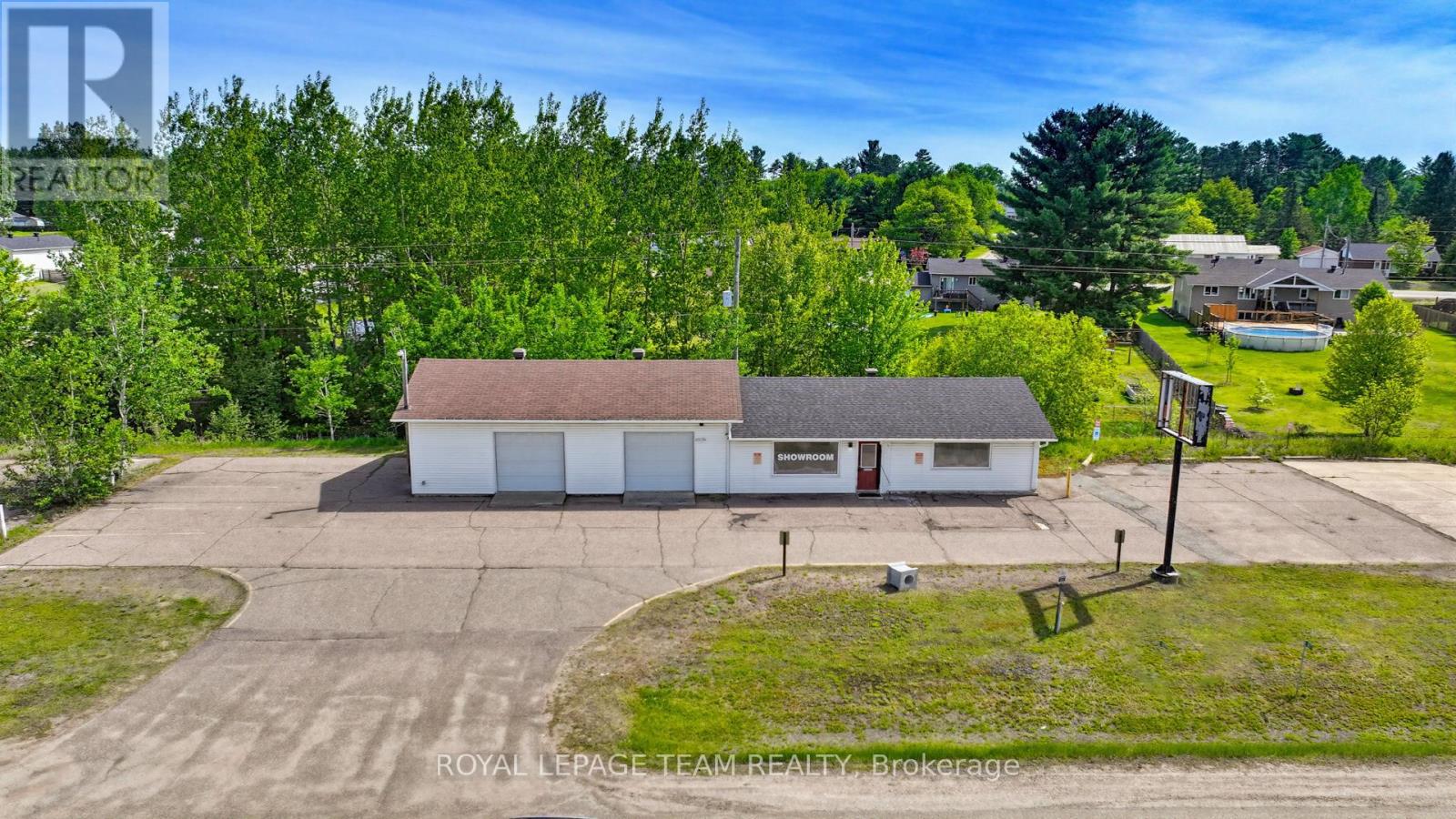 2427 Petawawa Boulevard Property Photo 25