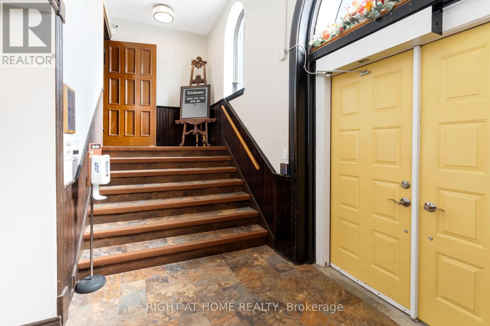 19 Albert Street E Property Photo 5